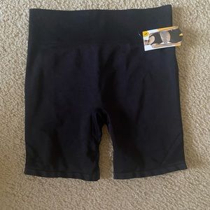 Avis Womens bike shorts NWT L 12/14